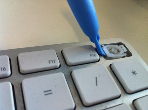 Special tool for removing keyboard keys on a mac